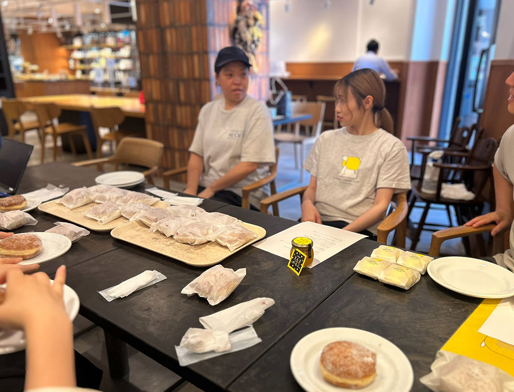 試食・打ち合わせの様子2
